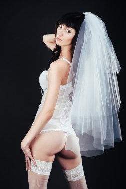 Seksi güzel çıplak gelin peçe siyah bir zemin üzerine beyaz erotik iç çamaşırı ile. kadın Güzellik Portresi