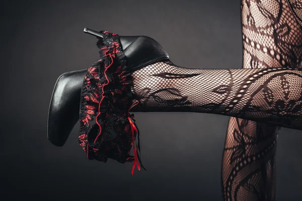 Koyu arka plan üzerinde siyah erotik iç çamaşırı seksi güzel çıplak kadın.