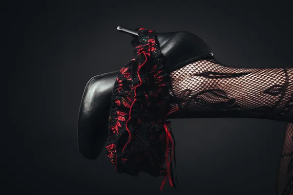 Koyu arka plan üzerinde siyah erotik iç çamaşırı seksi güzel çıplak kadın.