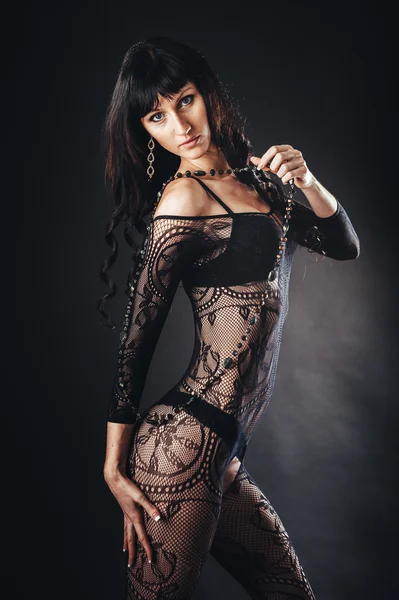 Sexy schöne nackte Frau in schwarzen erotischen Dessous auf dunklem Hintergrund. — Stockfoto