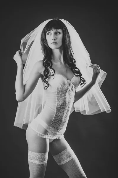 Sexy belle mariée nue avec voile en lingerie érotique blanche sur un fond noir. portrait de beauté de femme — Photo