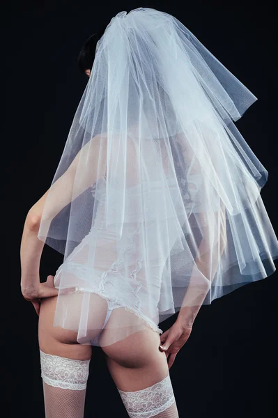 Sexy bella sposa nuda con velo in lingerie erotica bianca su uno sfondo nero. ritratto di bellezza della donna — Foto Stock