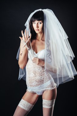 Seksi güzel çıplak gelin peçe siyah bir zemin üzerine beyaz erotik iç çamaşırı ile. kadın Güzellik Portresi