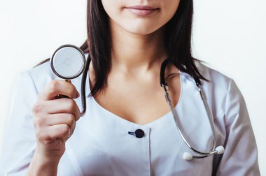 Steteskoplu gülümseyen doktor kadın. Beyaz arkaplan üzerinde izole edilmiş