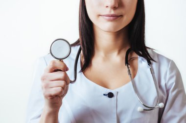 Steteskoplu gülümseyen doktor kadın. Beyaz arkaplan üzerinde izole edilmiş