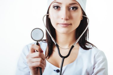 Steteskoplu gülümseyen doktor kadın. Beyaz arkaplan üzerinde izole edilmiş