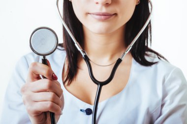 Steteskoplu gülümseyen doktor kadın. Beyaz arkaplan üzerinde izole edilmiş