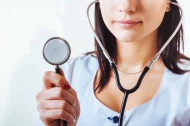 Steteskoplu gülümseyen doktor kadın. Beyaz arkaplan üzerinde izole edilmiş