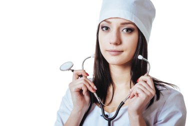 Steteskoplu gülümseyen doktor kadın. Beyaz arkaplan üzerinde izole edilmiş