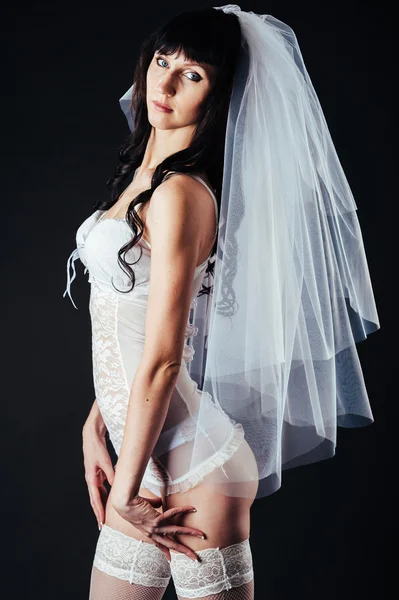 Sexy belle mariée nue avec voile en lingerie érotique blanche sur un fond noir. portrait de beauté de femme — Photo