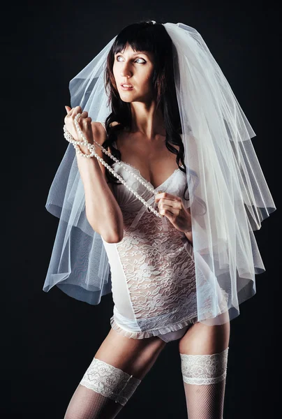 Sexy novia desnuda hermosa con velo en lencería erótica blanca sobre un fondo negro. retrato de belleza de la mujer — Foto de Stock