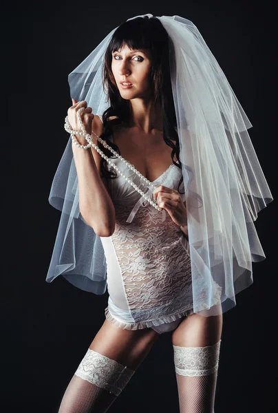 Sexy novia desnuda hermosa con velo en lencería erótica blanca sobre un fondo negro. retrato de belleza de la mujer —  Fotos de Stock
