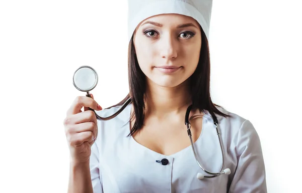 Médico sorridente mulher com estetoscópio. Isolado sobre fundo branco — Fotografia de Stock