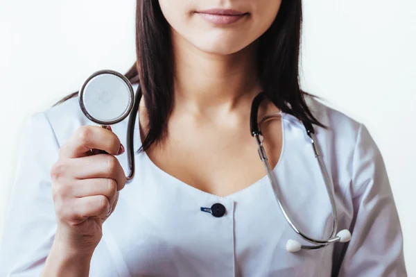 Médico sonriente mujer con estetoscopio. Aislado sobre fondo blanco —  Fotos de Stock