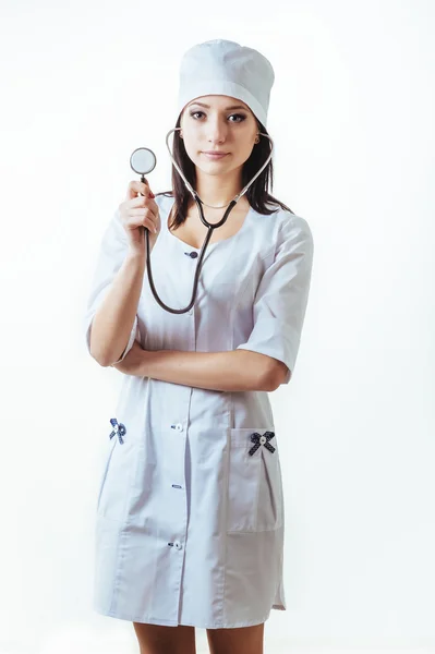 Médico sorridente mulher com estetoscópio. Isolado sobre fundo branco — Fotografia de Stock