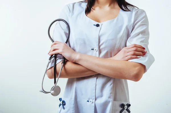 Médico sonriente mujer con estetoscopio. Aislado sobre fondo blanco —  Fotos de Stock