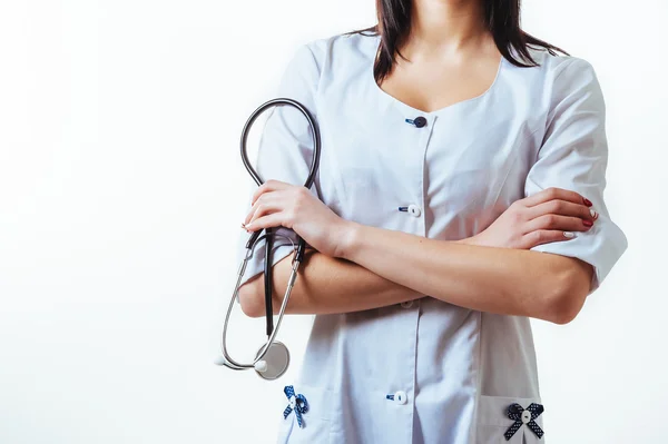 Médico sonriente mujer con estetoscopio. Aislado sobre fondo blanco —  Fotos de Stock