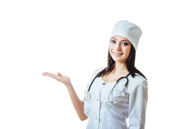 Médico sonriente mujer con estetoscopio. Aislado sobre fondo blanco — Foto de Stock