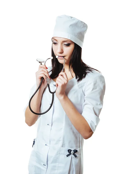 Médica com estetoscópio, de pé, isolada sobre fundo branco . — Fotografia de Stock