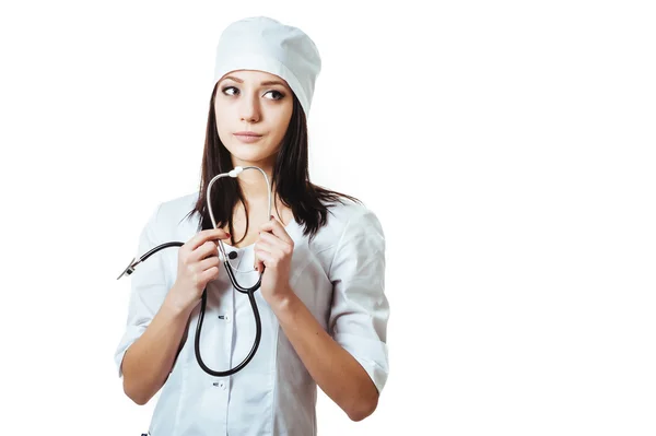 Médica com estetoscópio, de pé, isolada sobre fundo branco . — Fotografia de Stock