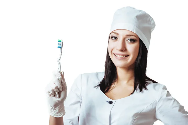 歯ブラシを持つ女性歯科医。白い背景で隔離の歯ブラシを持って笑顔の女性医師 — ストック写真