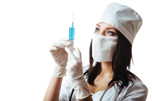 Ung brunett läkare kvinna med spruta isolerad på vit — Stockfoto