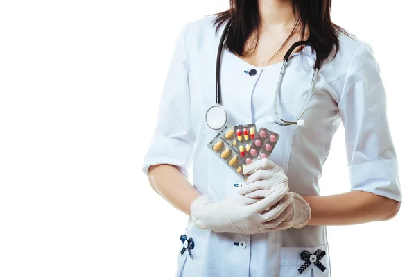 Jovem e amigável mulher médico segurando oferecendo pílulas isoladas no fundo branco — Fotografia de Stock