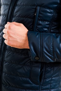 Erkek Kış moda. Yakışıklı adam bir ceket. Soğuk. Casual bak. Stüdyo vurdu. Mutlu beyaz arka plan üzerinde beyaz adam portre izole