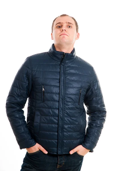 Wintermode für Männer. schöner Mann im Mantel. Erkältung. Casual Look. Studioaufnahmen. glücklich kaukasischen Kerl Porträt isoliert auf weißem Hintergrund — Stockfoto