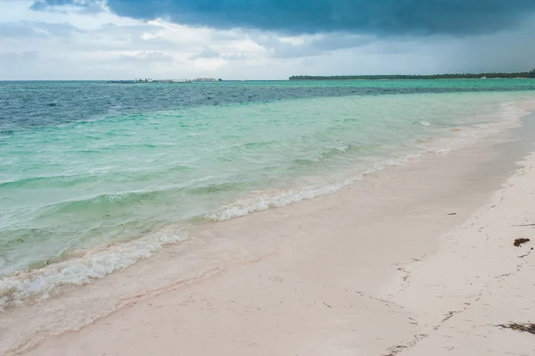 Tropikalny raj. Dominikana, Seszele, Karaiby, Mauritius, Filipiny, Bahamy. Relaks na zdalnym plaży Paradise. Vintage. — Zdjęcie stockowe