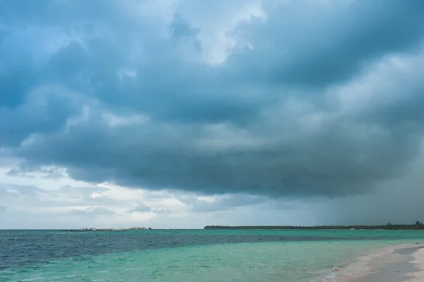 Tropikalny raj. Dominikana, Seszele, Karaiby, Mauritius, Filipiny, Bahamy. Relaks na zdalnym plaży Paradise. Vintage. — Zdjęcie stockowe