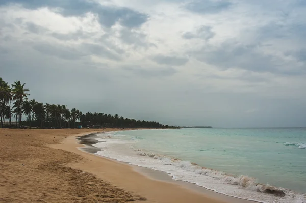 A trópusi paradicsomban. Dominikai Köztársaság, Seychelle-szigetek, Karib-tenger, Mauritius, Fülöp-szigetek, Bahama-szigetek. A távoli Paradise beach pihentető. Vintage. — Stock Fotó