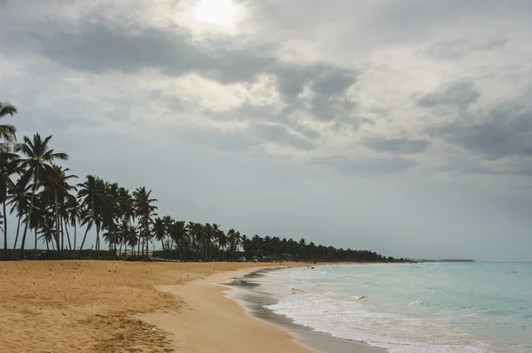 A trópusi paradicsomban. Dominikai Köztársaság, Seychelle-szigetek, Karib-tenger, Mauritius, Fülöp-szigetek, Bahama-szigetek. A távoli Paradise beach pihentető. Vintage. — Stock Fotó