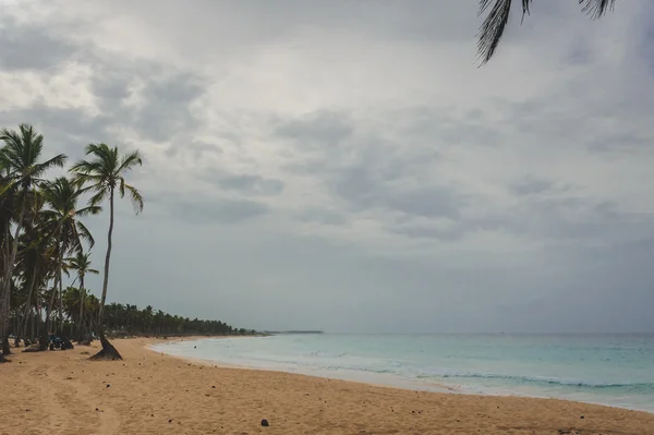 A trópusi paradicsomban. Dominikai Köztársaság, Seychelle-szigetek, Karib-tenger, Mauritius, Fülöp-szigetek, Bahama-szigetek. A távoli Paradise beach pihentető. Vintage. — Stock Fotó