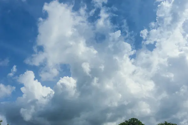 Céu azul e nuvens. Dia de verão fundo — Fotografia de Stock