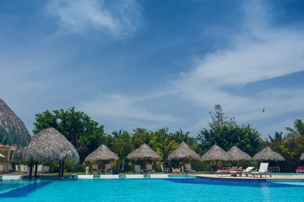Resort all'aperto Piscina di hotel di lusso nel centro benessere estivo vicino al mare. Paradiso tropicale. Repubblica Dominicana, Seychelles, Caraibi, Bahamas . — Foto Stock