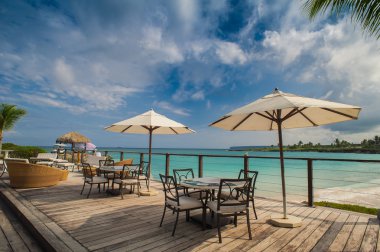 Deniz kıyısı açık restoranda. Tablo ayarı tropikal yaz Beach Cafe, okyanus ve gökyüzü. Dominik Cumhuriyeti, Seyşeller, Karayipler, Bahamalar. Uzak Cennet plaj rahatlatıcı.