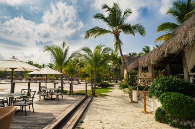 Deniz kıyısı açık restoranda. Tablo ayarı tropikal yaz Beach Cafe, okyanus ve gökyüzü. Dominik Cumhuriyeti, Seyşeller, Karayipler, Bahamalar. Uzak Cennet plaj rahatlatıcı.