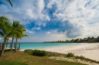 Palmiye ağaçlarının Dominik Cumhuriyeti vahşi tropikal Karayipler kum plaj. Sakin resort. Karayip Denizi. günbatımı zamanı, Seychelles adaları