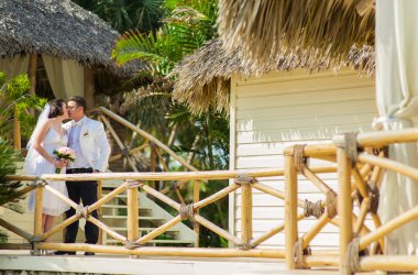 Tropikal deniz arka planda sahilde düğün - sevgi dolu genç Çift.