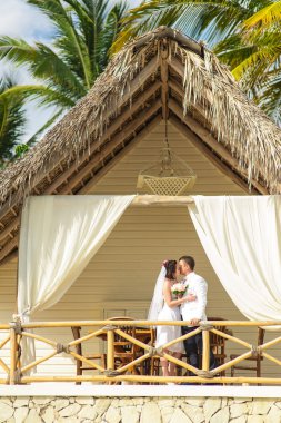 Tropikal deniz arka planda sahilde düğün - sevgi dolu genç Çift.