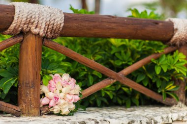 Pembe ve beyaz gül tropikal cennette düğün buketi. Dominik Cumhuriyeti, Seyşeller, Caribbean, Mauritius, Filipinler, Bahamalar. Uzak Cennet plaj rahatlatıcı.