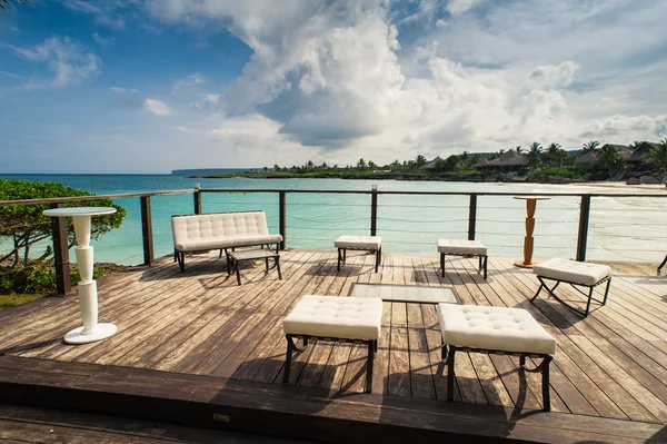 Restaurante al aire libre en la orilla del mar. Establecimiento de mesa en tropical Summer Beach Café, océano y cielo. República Dominicana, Seychelles, Caribe, Bahamas. Relajarse en la remota playa Paradise . —  Fotos de Stock