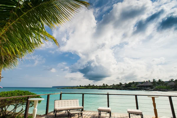 Venkovní restaurace na pobřeží. Tabulka nastavení v tropické letní Beach Cafe, moře a oblohy. Dominikánská republika, Seychely, Karibik, Bahamy. Relaxace na odlehlé pláži Paradise. — Stock fotografie