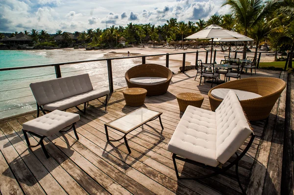Deniz kıyısı açık restoranda. Tablo ayarı tropikal yaz Beach Cafe, okyanus ve gökyüzü. Dominik Cumhuriyeti, Seyşeller, Karayipler, Bahamalar. Uzak Cennet plaj rahatlatıcı. — Stok fotoğraf