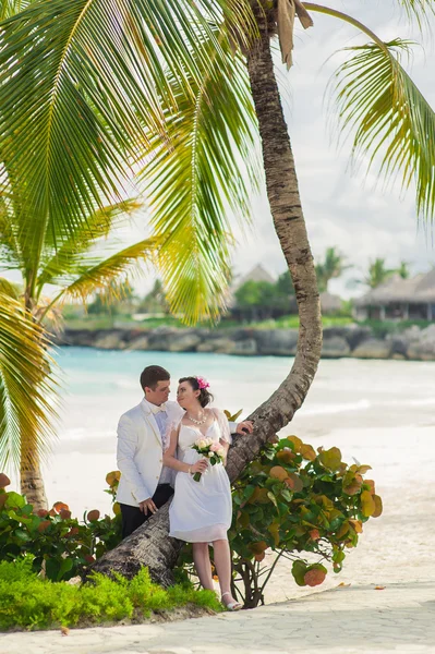 Young loving couple on tropical sea background - wedding at the beach. — Stock Photo, Image