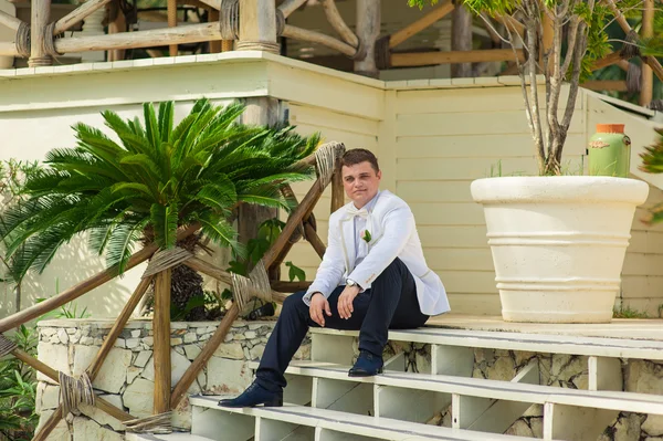 Joven pareja amorosa sobre fondo marino tropical - boda en la playa . — Foto de Stock