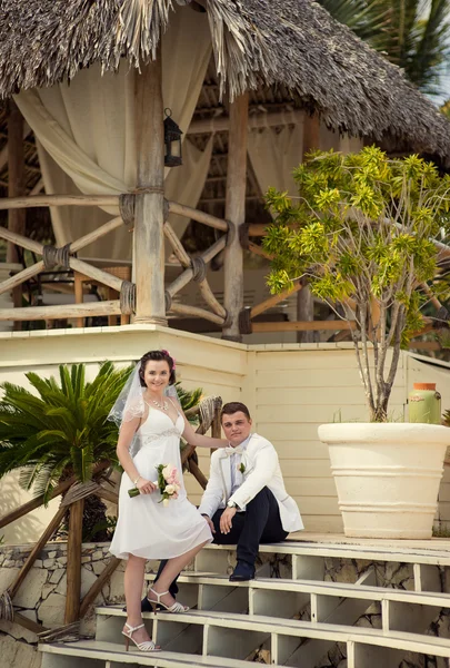 Mladí, milující pár na pozadí tropické moře - svatba na pláži. — Stock fotografie
