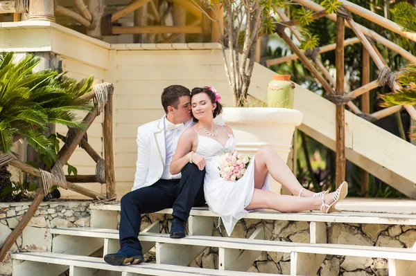 Unga älskande par på tropiska havet bakgrund - bröllop på stranden. — Stockfoto