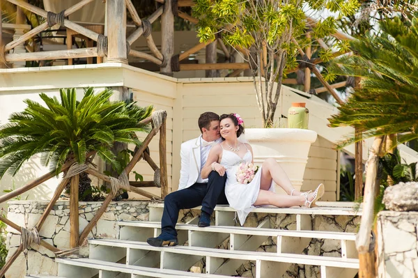 Unga älskande par på tropiska havet bakgrund - bröllop på stranden. — Stockfoto